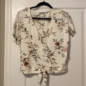 Floral tie front top. Functional Buttons.